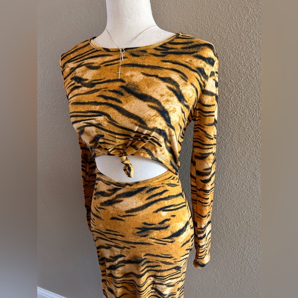 Tiger print cut out midi dress - Picture 8 of 12
